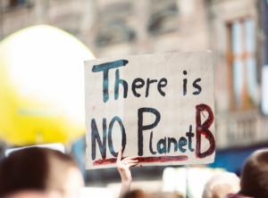 Demonstration von Klimaschützern mit dem Plakat "There is no Planet B"